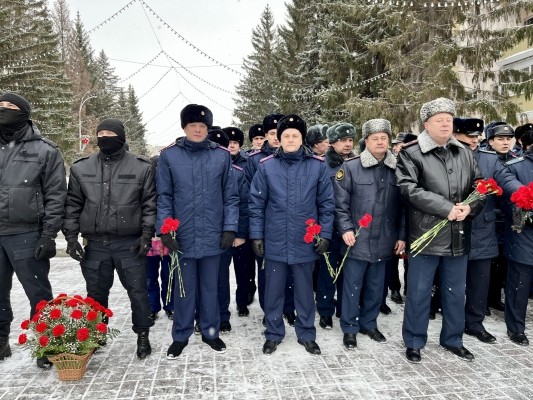 В День защитника Отечества сотрудники следственного управления СК России по Курганской области возложили цветы к Вечному огню 