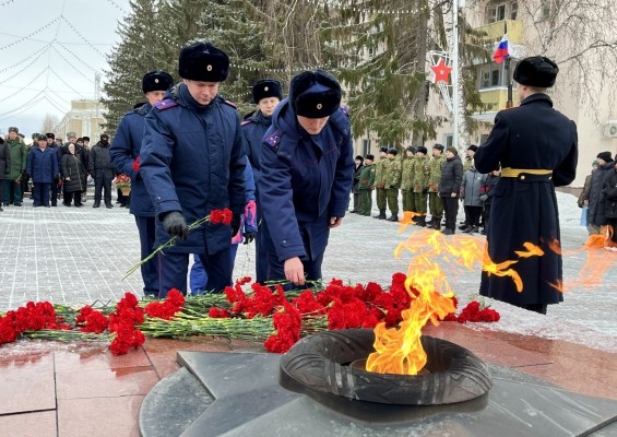 В День защитника Отечества сотрудники следственного управления СК России по Курганской области возложили цветы к Вечному огню 
