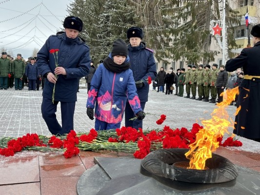 В День защитника Отечества сотрудники следственного управления СК России по Курганской области возложили цветы к Вечному огню 