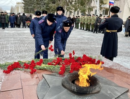 В День защитника Отечества сотрудники следственного управления СК России по Курганской области возложили цветы к Вечному огню 