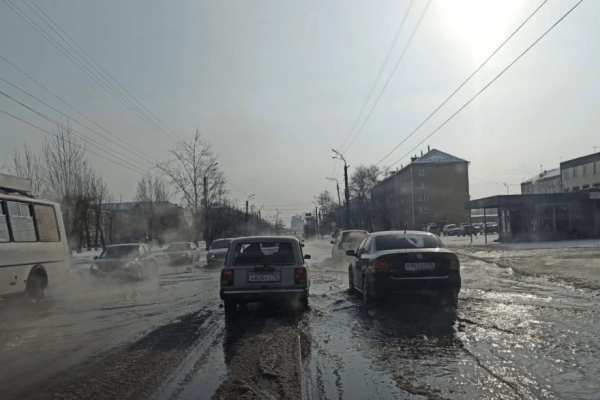 В Кургане возле «Зауральца» «плавают» машины В Кургане возле «Зауральца» «плавают» машины