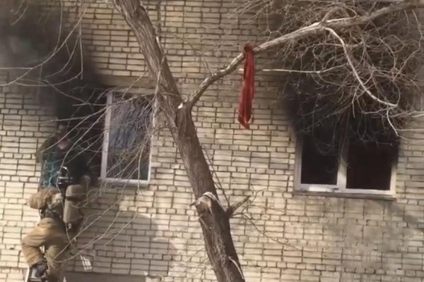 Очевидцы говорят о спасенных из пожара в Кургане женщине с ребенком