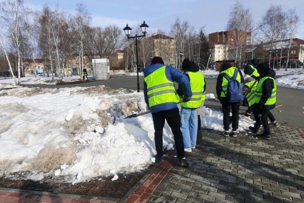 К уборке снега в центре Кургана мэрия привлекла школьников К уборке снега в центре Кургана мэрия привлекла школьников