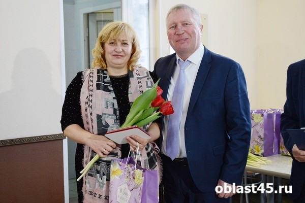 Сотрудницам &laquo;Курганприбора&raquo; подарили тысячи алых тюльпанов