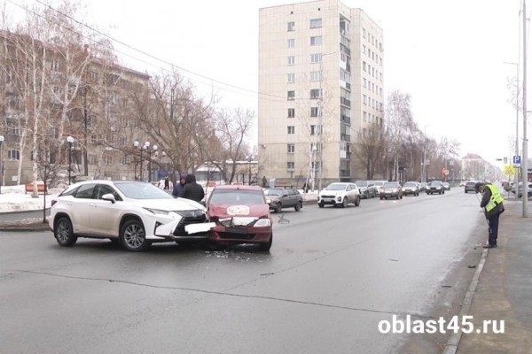 В районе Шахматного сквера в Кургане Lexus помял Renault