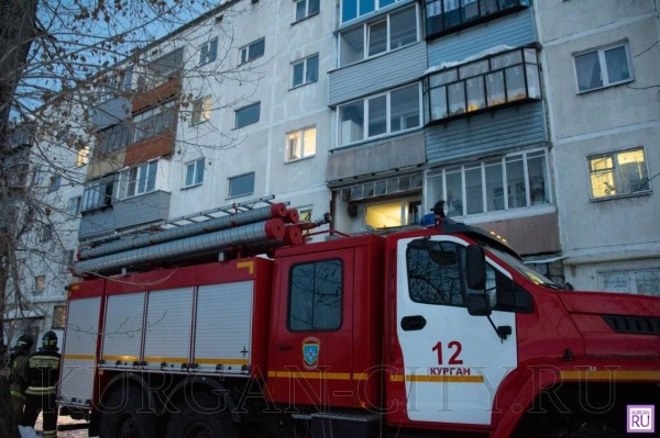 В курганской пятиэтажке хлопком газа выбило окна В курганской пятиэтажке хлопком газа выбило окна