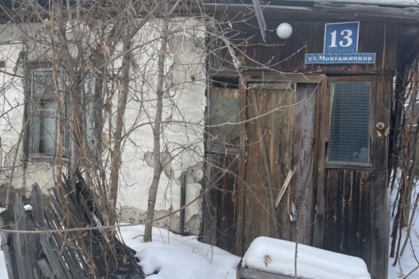 Курганцы живут в полуразрушенном доме из-за сбежавших соседей Курганцы живут в полуразрушенном доме из-за сбежавших соседей