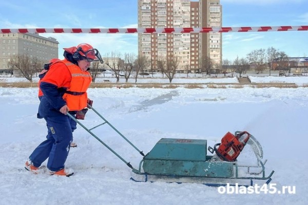 Семь раз отмерь: в Кургане пилят лёд на Тоболе Семь раз отмерь: в Кургане пилят лёд на Тоболе