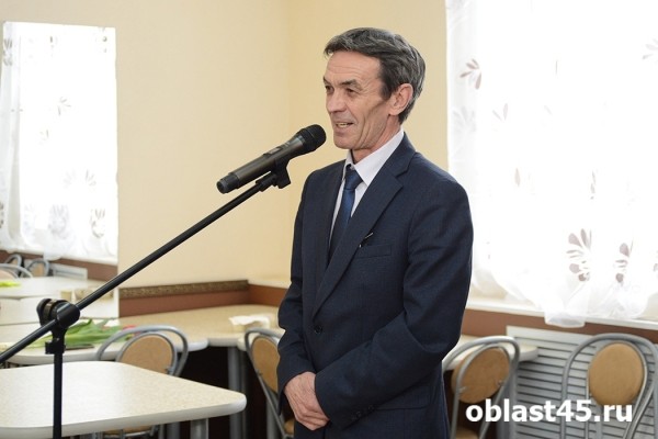 Сотрудницам &laquo;Курганприбора&raquo; подарили тысячи алых тюльпанов