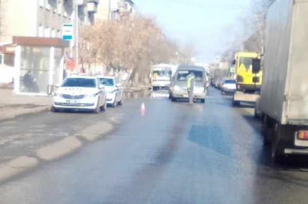 В Кургане женщина выбежала на проезжую часть в неположенном месте и попала под машину