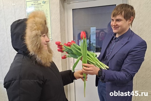 Сотрудницам &laquo;Курганприбора&raquo; подарили тысячи алых тюльпанов