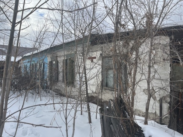 Курганцы живут в полуразрушенном доме из-за сбежавших соседей Курганцы живут в полуразрушенном доме из-за сбежавших соседей