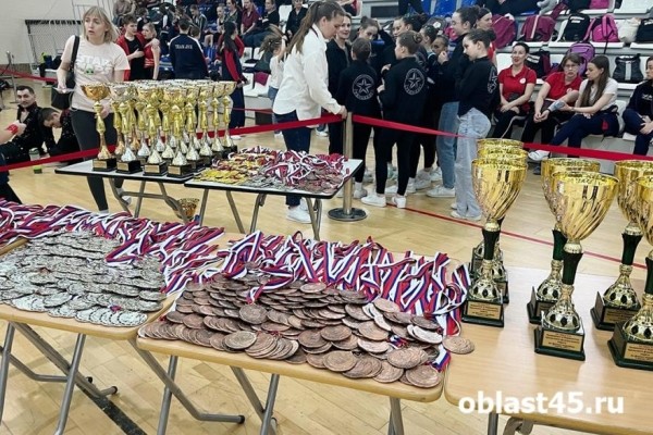В Кургане прошли масштабные соревнования по фитнес-аэробике В Кургане прошли масштабные соревнования по фитнес-аэробике