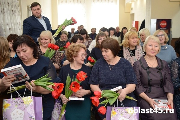 Сотрудницам &laquo;Курганприбора&raquo; подарили тысячи алых тюльпанов
