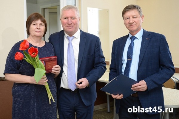 Сотрудницам &laquo;Курганприбора&raquo; подарили тысячи алых тюльпанов