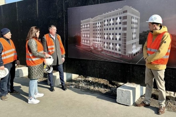 В Кургане установили опорные конструкции нового корпуса областной больницы В Кургане установили опорные конструкции нового корпуса областной больницы