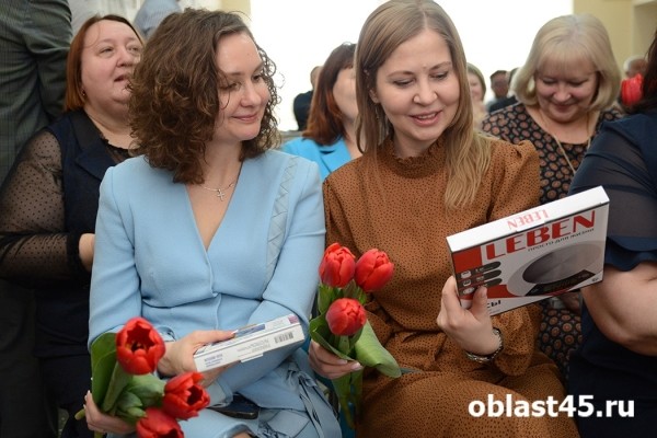Сотрудницам &laquo;Курганприбора&raquo; подарили тысячи алых тюльпанов