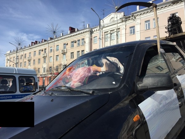 По улицам Кургана эвакуатор провез машину с кровавой куклой на стекле