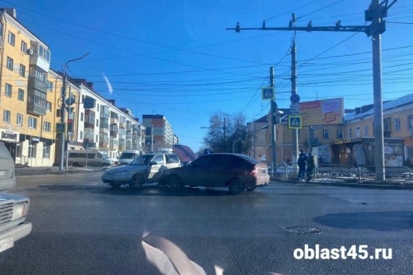 Не &laquo;Ладно&raquo;: в Кургане водители не поделили перекресток в центре города