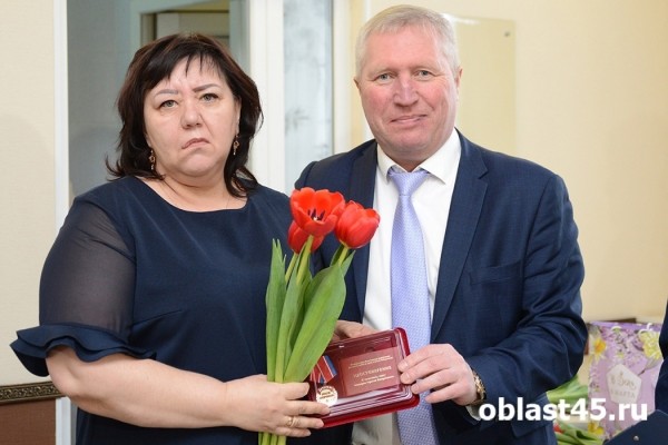 Сотрудницам &laquo;Курганприбора&raquo; подарили тысячи алых тюльпанов