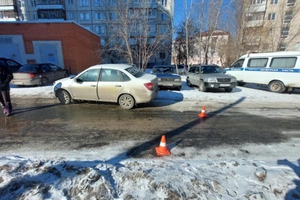 В Кургане ребёнок попал под колёса автомобиля В Кургане ребёнок попал под колёса автомобиля