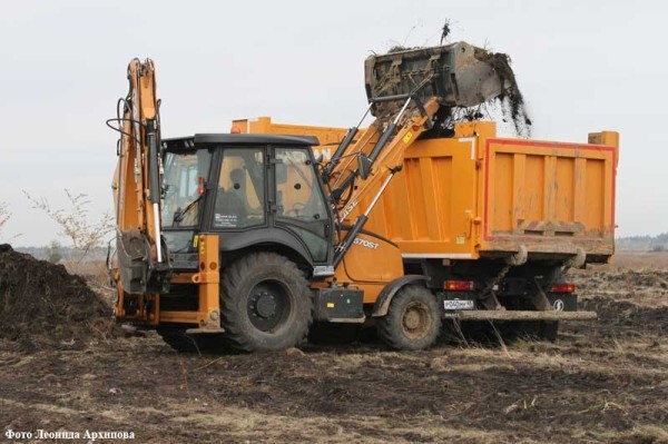 В Кургане в районе Омского моста продолжают вычищать русло реки Тобол