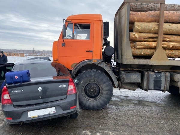 В Курганской области водитель &laquo;Рено&raquo; не уступил дорогу КамАЗу