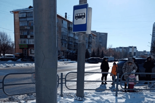 В Кургане водители мешают автобусам, паркуя автомобили на остановках 