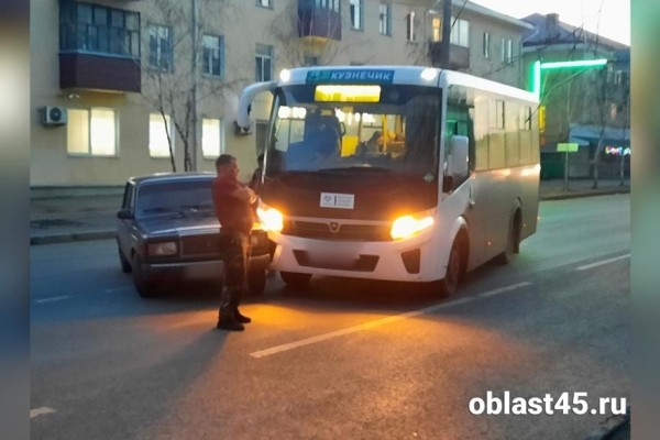 В Кургане «Жигули» подрезали автобус В Кургане «Жигули» подрезали автобус