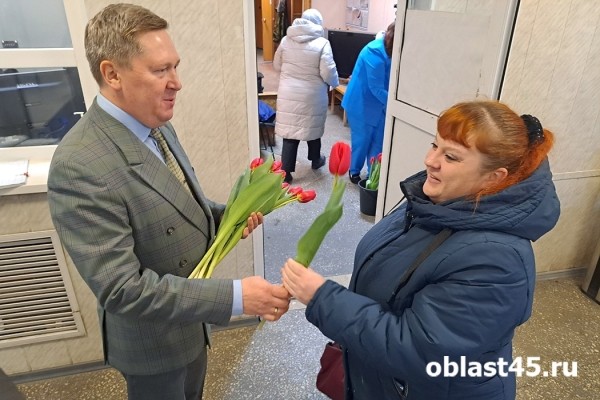 Сотрудницам &laquo;Курганприбора&raquo; подарили тысячи алых тюльпанов