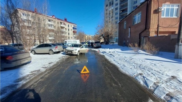 В Кургане ребёнок попал под колёса автомобиля В Кургане ребёнок попал под колёса автомобиля