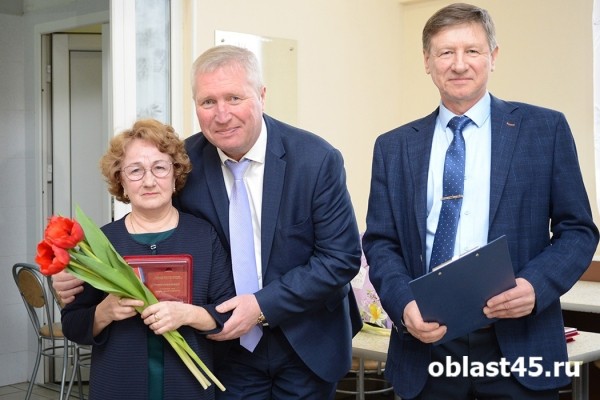 Сотрудницам &laquo;Курганприбора&raquo; подарили тысячи алых тюльпанов