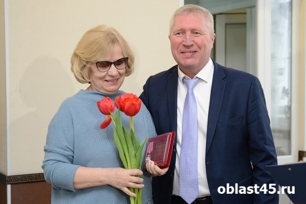 Сотрудницам &laquo;Курганприбора&raquo; подарили тысячи алых тюльпанов