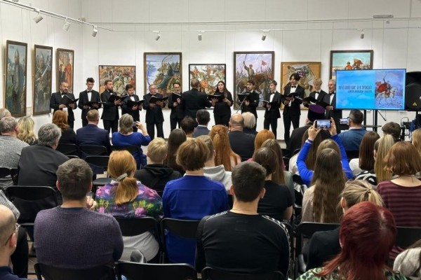 В Кургане открылась выставка питерского художника 