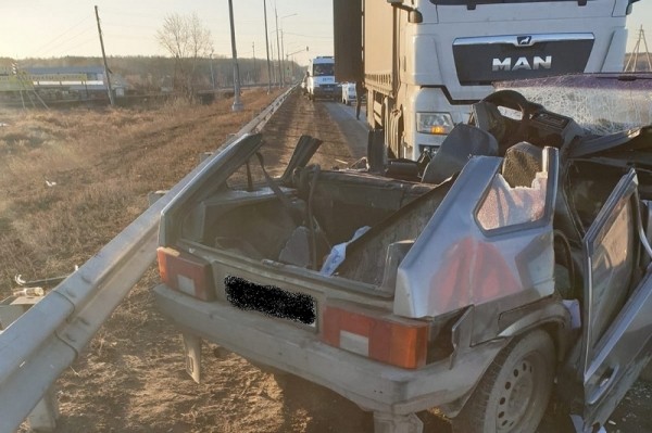 В ДТП с грузовиком на зауральской трассе погибла пассажирка