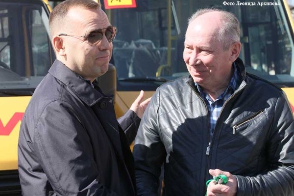 В Курганскую область поступили новые машины скорой и школьные автобусы