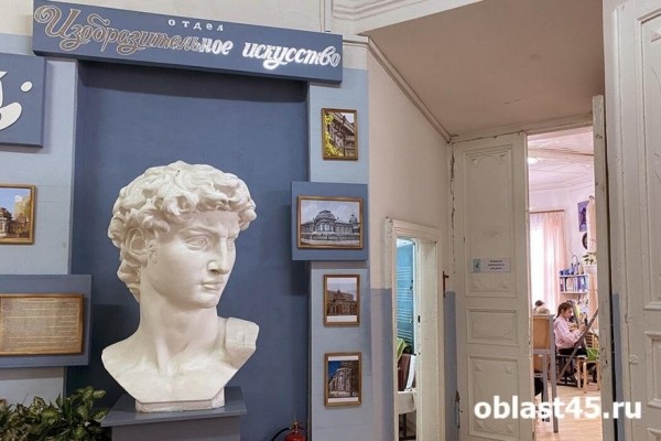 В Кургане юные художники творили Россию красками
