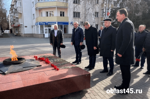 Генеральный консул Азербайджана возложил цветы к Вечному огню в Кургане