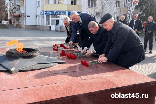 Генеральный консул Азербайджана возложил цветы к Вечному огню в Кургане