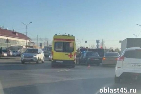В районе пригородного вокзала в Кургане &laquo;Иж&raquo; помял две машины