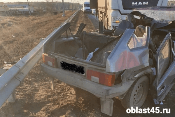 На трассе в Курганской области легковушка «залетела» под большегруз На трассе в Курганской области легковушка «залетела» под большегруз