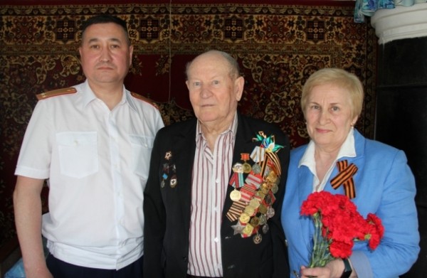 Офицеры следственного управления поздравили ветерана Великой Отечественной войны Николая Дмитриевича Банщикова с наступающим Днем Победы Офицеры следственного управления поздравили ветерана Великой Отечественной войны Николая Дмитриевича Банщикова с наступающим Днем Победы
