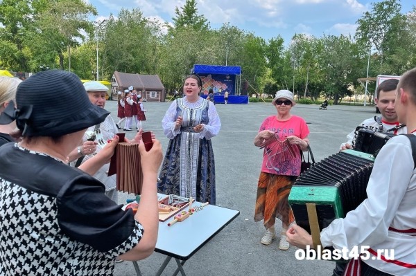 Сундук с сокровищами и Баба Яга: в Кургане отметили День славянской письменности Сундук с сокровищами и Баба Яга: в Кургане отметили День славянской письменности
