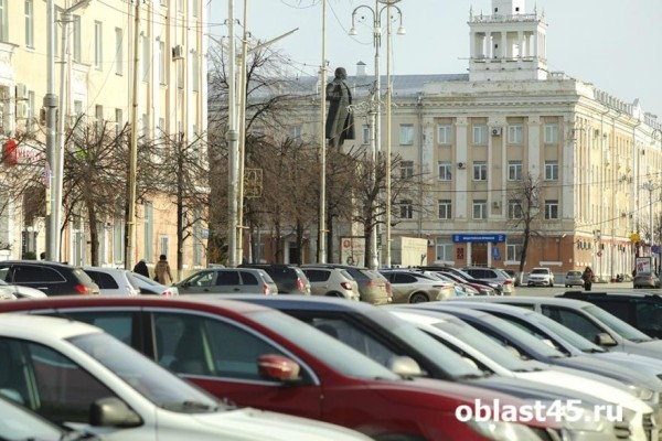 В Кургане закроют парковку на площади имени Ленина