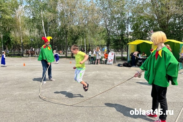 Сундук с сокровищами и Баба Яга: в Кургане отметили День славянской письменности Сундук с сокровищами и Баба Яга: в Кургане отметили День славянской письменности
