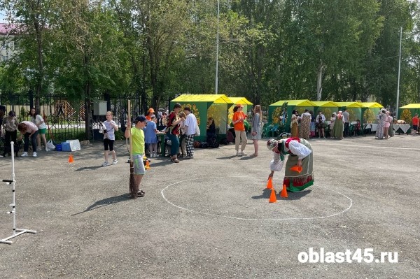 Сундук с сокровищами и Баба Яга: в Кургане отметили День славянской письменности Сундук с сокровищами и Баба Яга: в Кургане отметили День славянской письменности