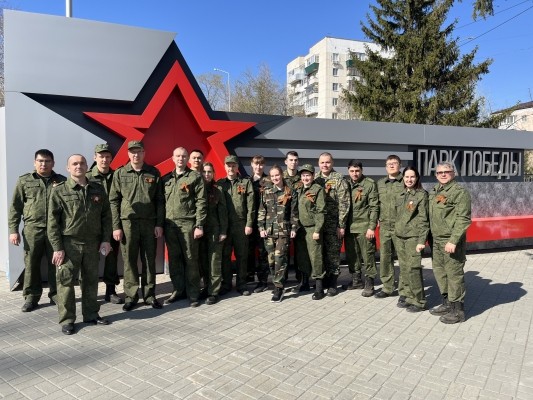 Офицеры регионального следственного управления приняли участие в благоустройстве &laquo;Аллеи Памяти&raquo; в Парке Победы