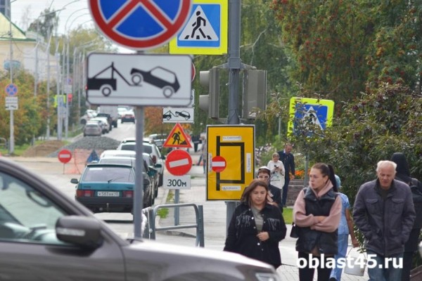 На двух улицах в Кургане демонтаж трубопроводов затрудняет движение транспорта 