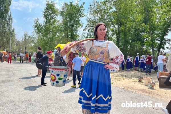 Сундук с сокровищами и Баба Яга: в Кургане отметили День славянской письменности Сундук с сокровищами и Баба Яга: в Кургане отметили День славянской письменности