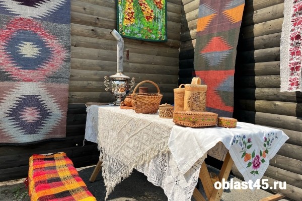 Сундук с сокровищами и Баба Яга: в Кургане отметили День славянской письменности Сундук с сокровищами и Баба Яга: в Кургане отметили День славянской письменности